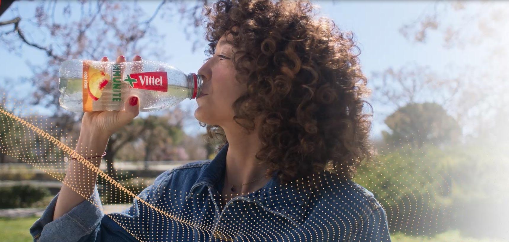 Header Vittel+ the young woman is drinking the Vittel water
