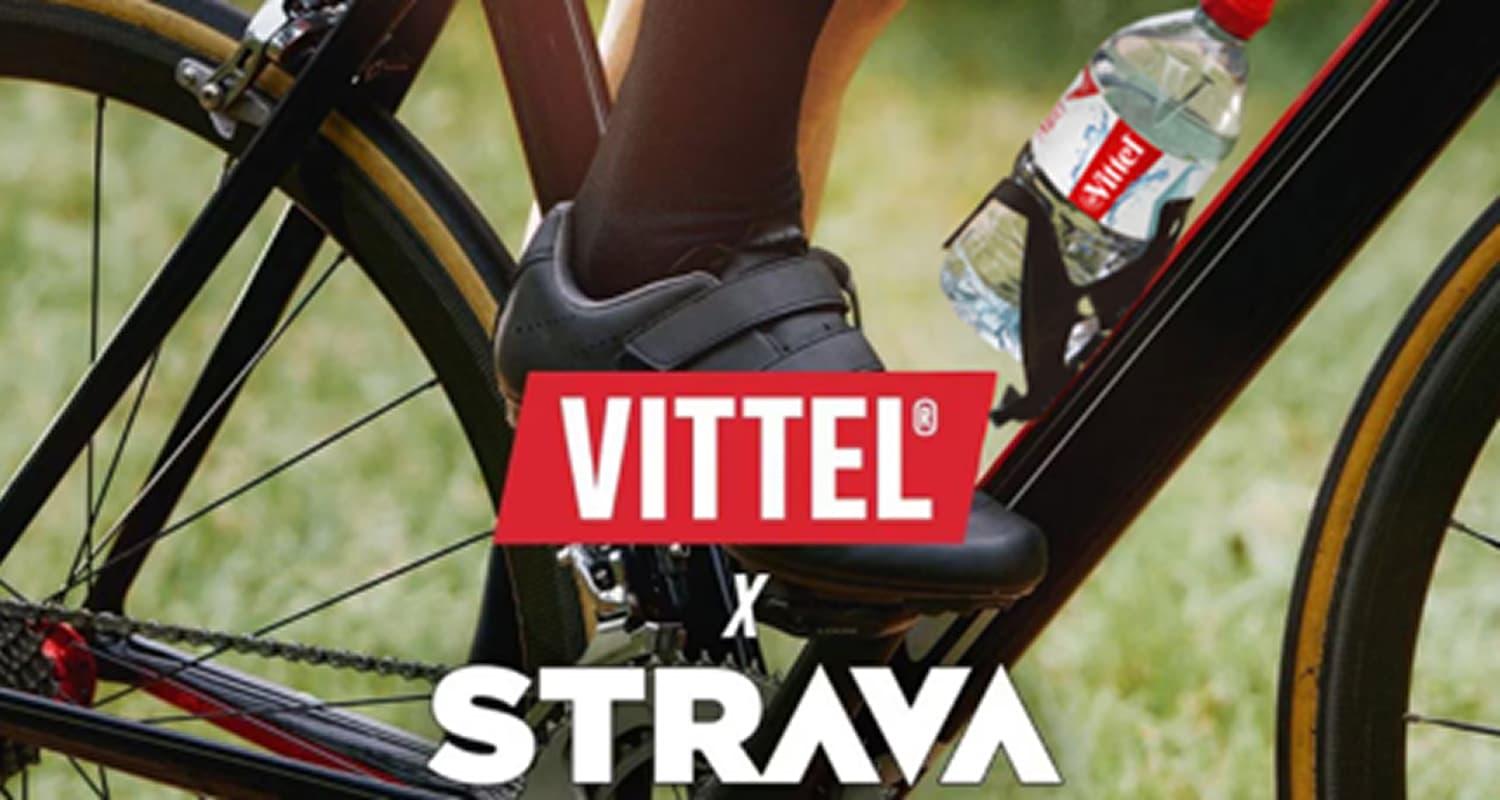 Vélo avec bouteille Vittel et logos Vittel x Strava.