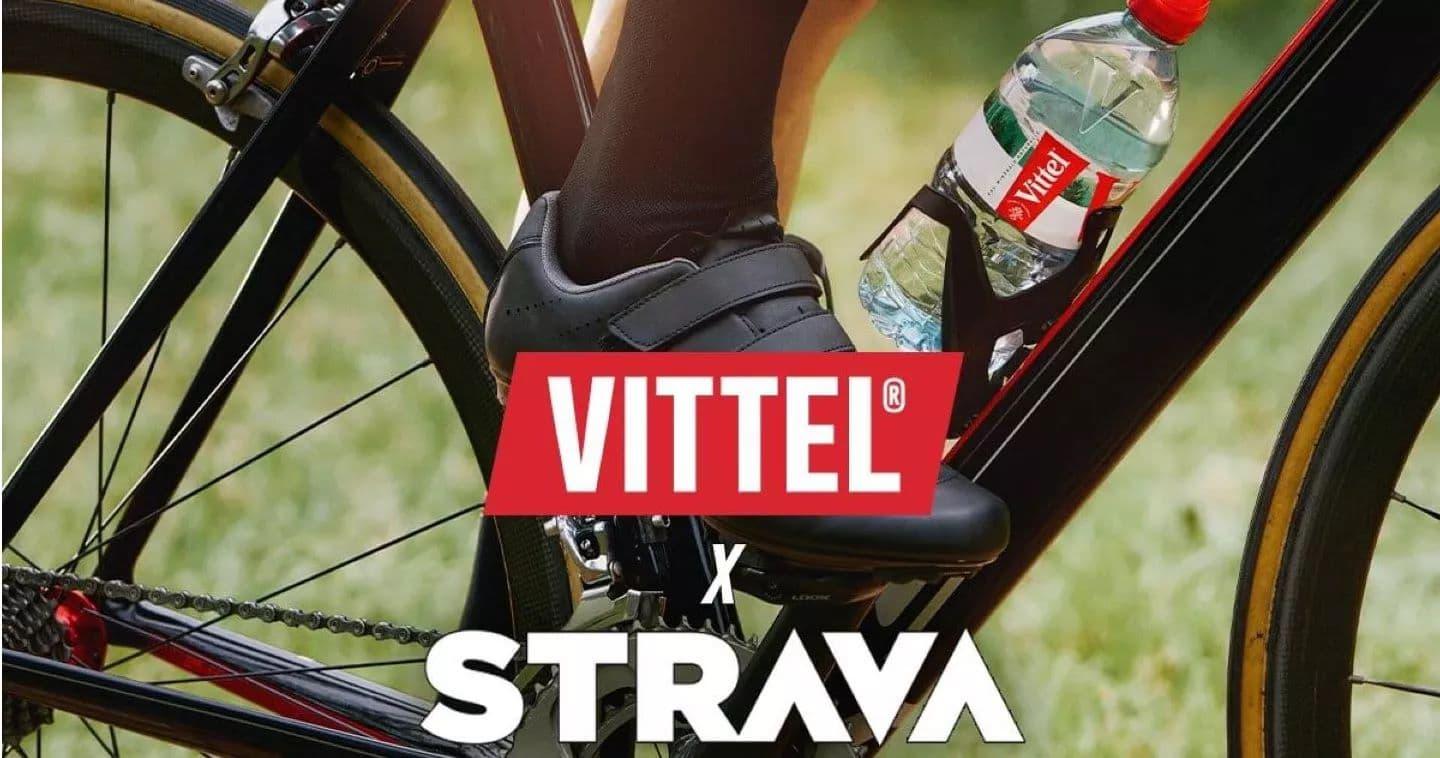 Vélo avec bouteille Vittel et logos Vittel x Strava.