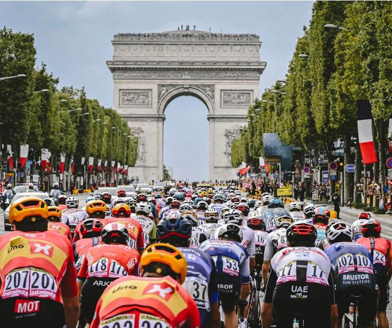Coureurs sur les Champs-Élysées, Paris, avec spectateurs et drapeaux