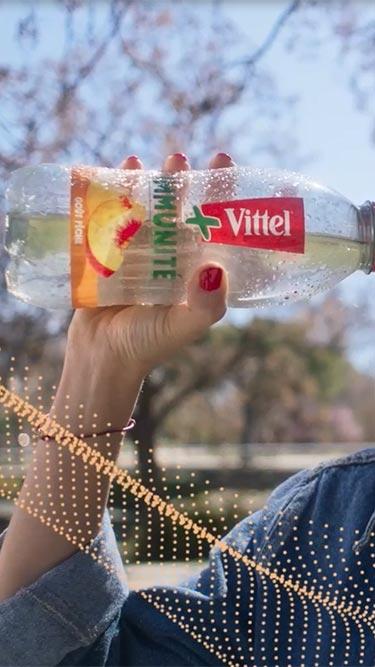 Header Vittel+ the young woman is drinking the Vittel water