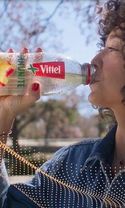 Header Vittel+ the young woman is drinking the Vittel water
