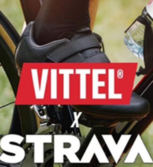 Vélo avec bouteille Vittel et logos Vittel x Strava.