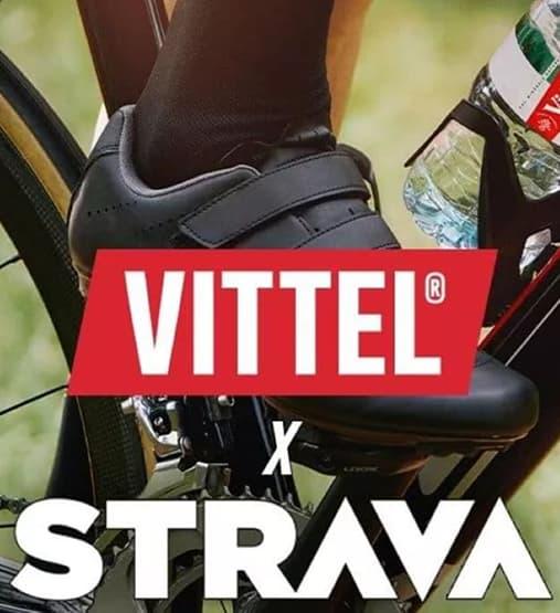 Vélo avec bouteille Vittel et logos Vittel x Strava.