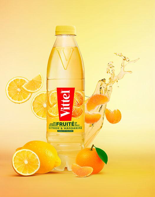 Bouteilles Vittel Fruité avec fruits.